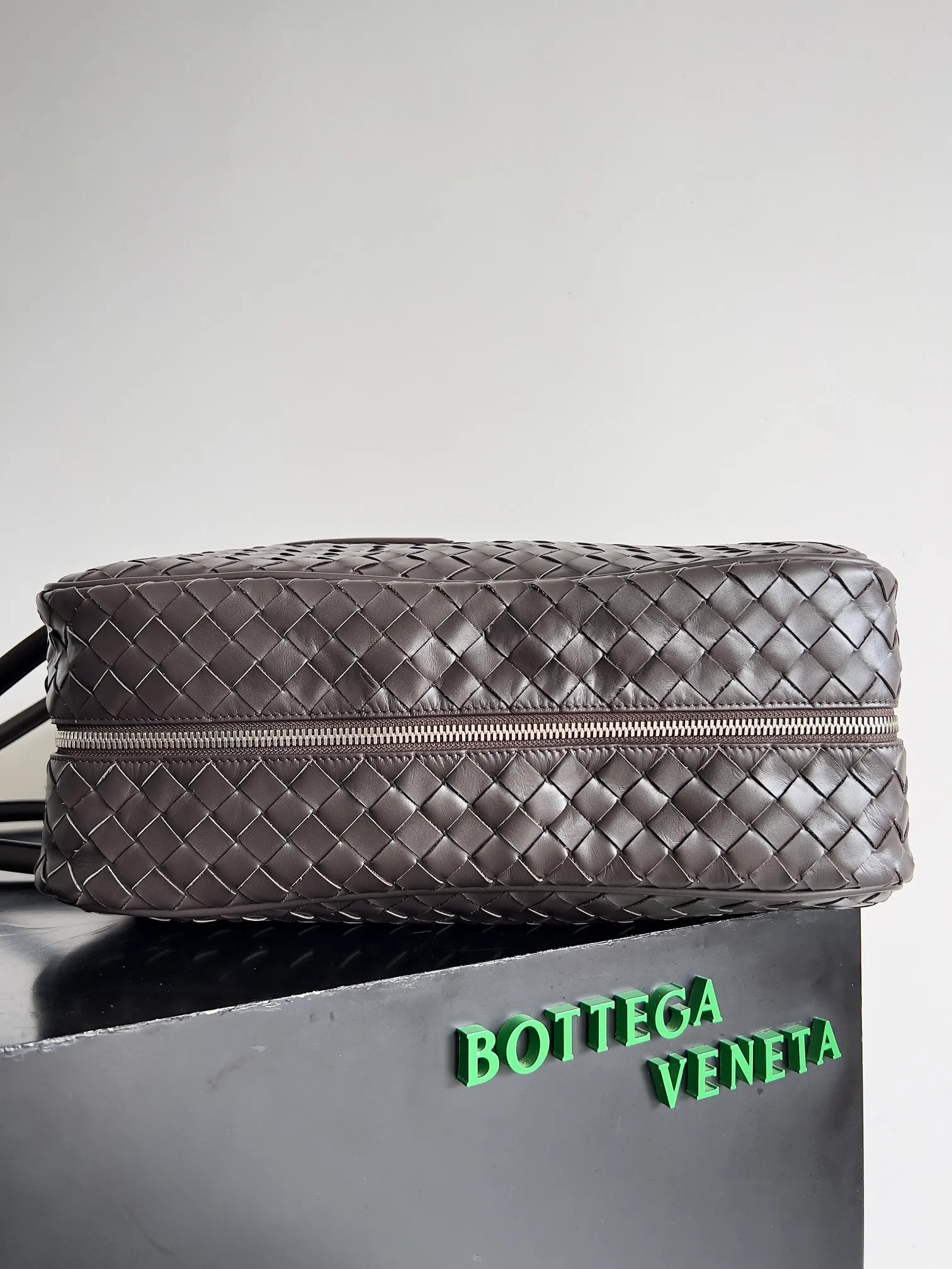 Batch 3960 Let's go on a trip✈️BOTTEGA VENETA men's travel bag is no heavier than a suitcase. The capacity and lightness of this travel bag are really suitable for short trips. The soft cow leather reduces the burden on the hands. The capacity is very nice. Style number: 765620 Size: 50*41*15cm
